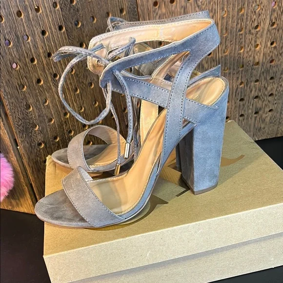 Charlotte Russe Gray Elegant Heels - Picture 5 of 8